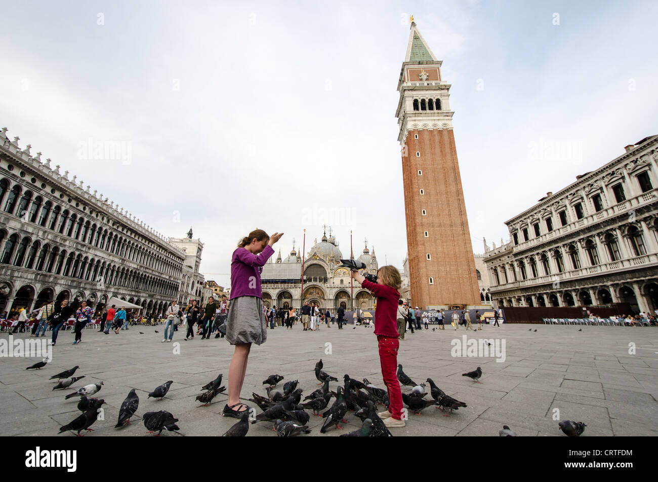 Bambini piccioni alimentazione San Marco Venezia Veneto Italia Europa Foto Stock