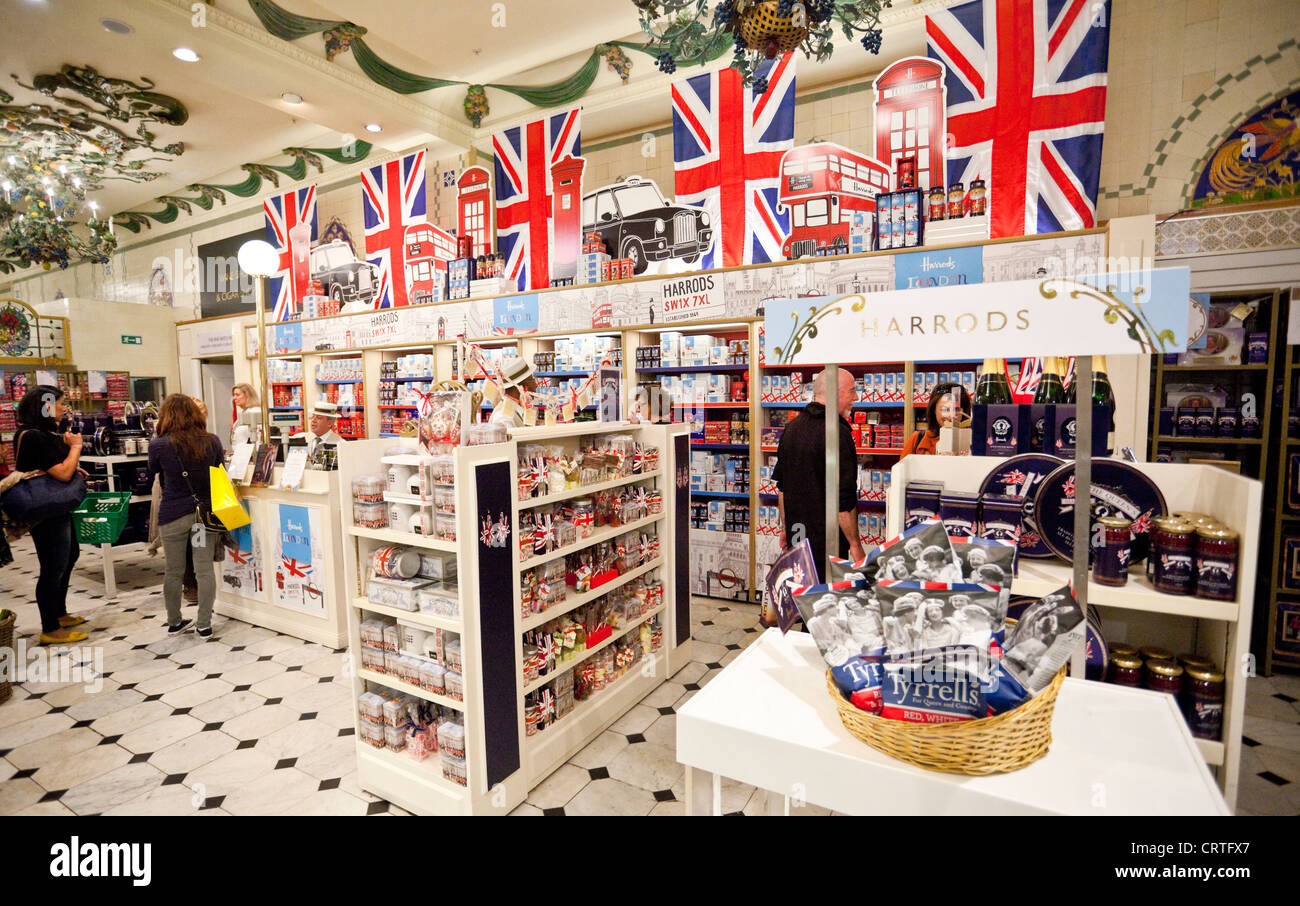 Cioccolato e biscotti nella hall di cibo a Harrods, Brompton Road e Knightsbridge, Londra SW3, Inghilterra, Regno Unito. Foto Stock