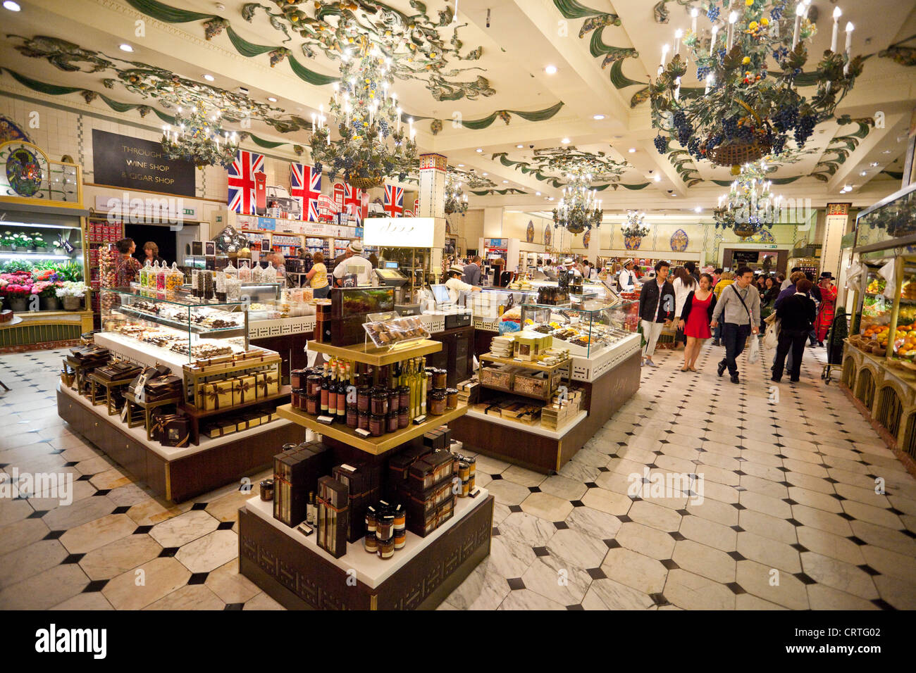 Cioccolato e biscotti nella hall di cibo a Harrods, London, England, Regno Unito Foto Stock