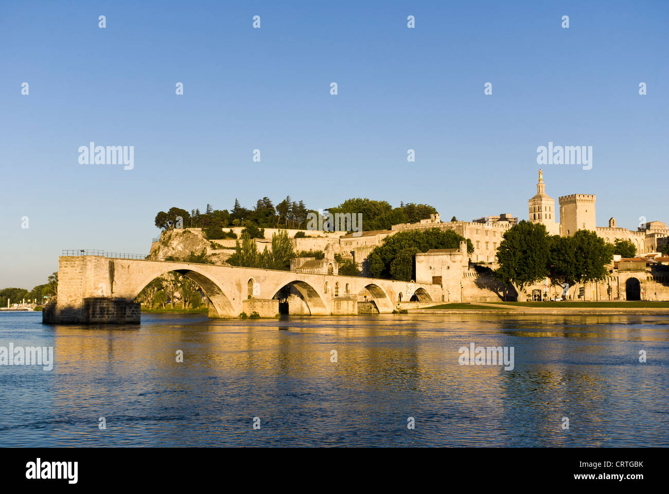Il Pont Saint-Bénezet, noto anche come il Pont d'Avignon, è un famoso ponte medievale di Avignone, nel sud della Francia. Foto Stock