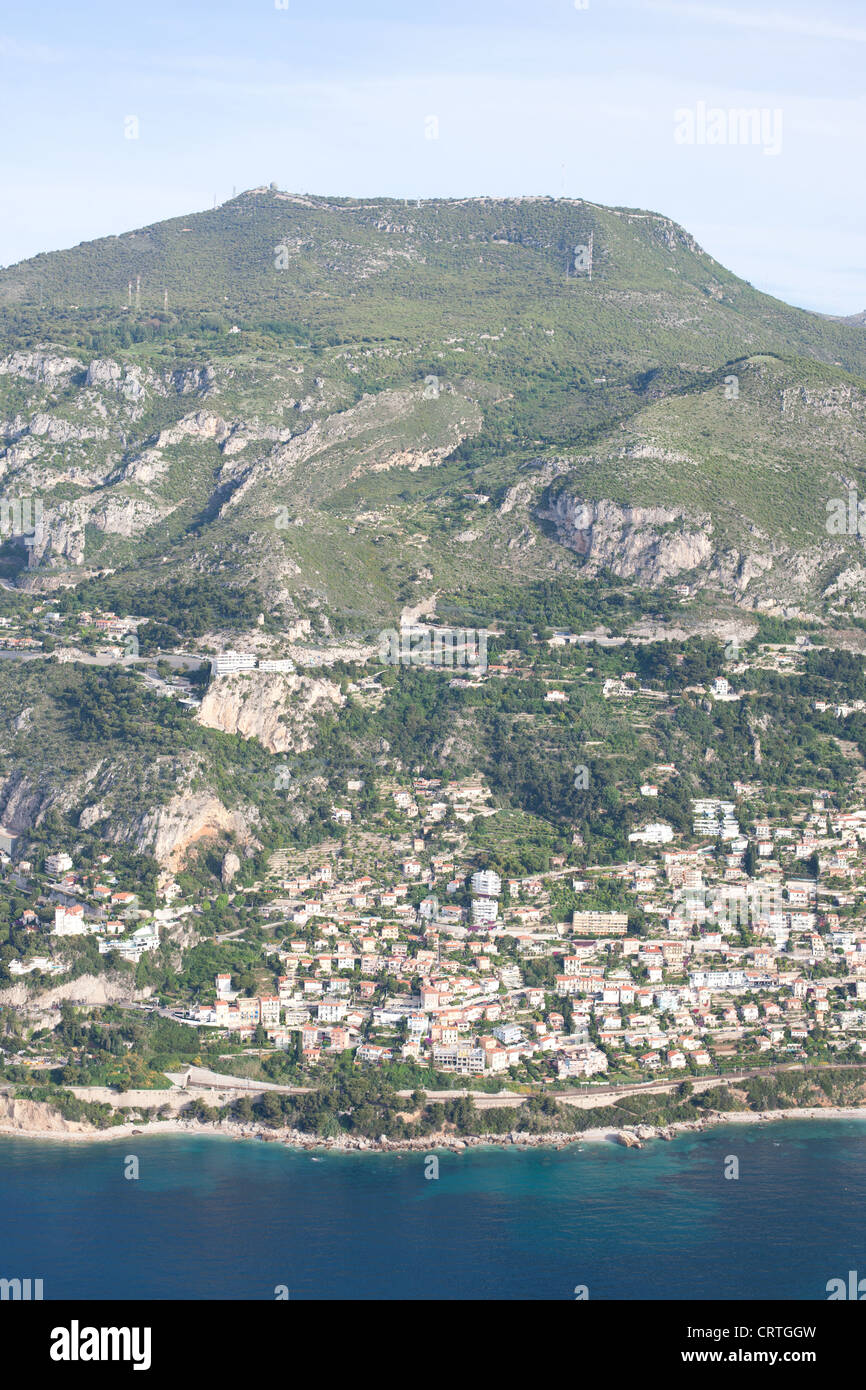 VISTA AEREA. Mont Agel, alto 1148 metri, si affaccia sulla località balneare di Roquebrune-Cap-Martin. Questa vetta dista solo 2.7 km dal mare. Francia. Foto Stock