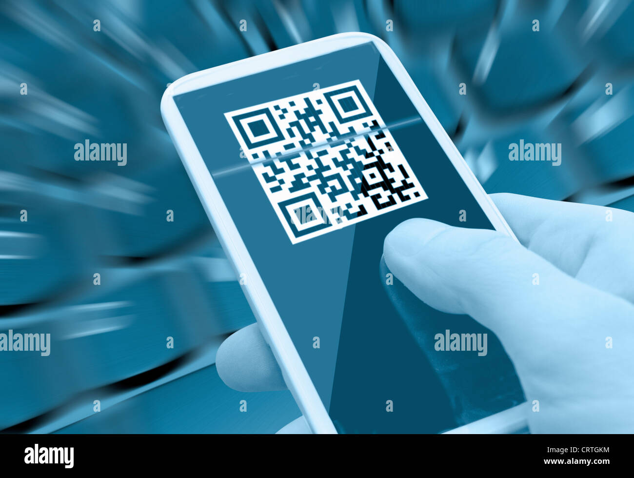 La lettura del codice QR con lo smartphone in mano d'uomo Foto Stock
