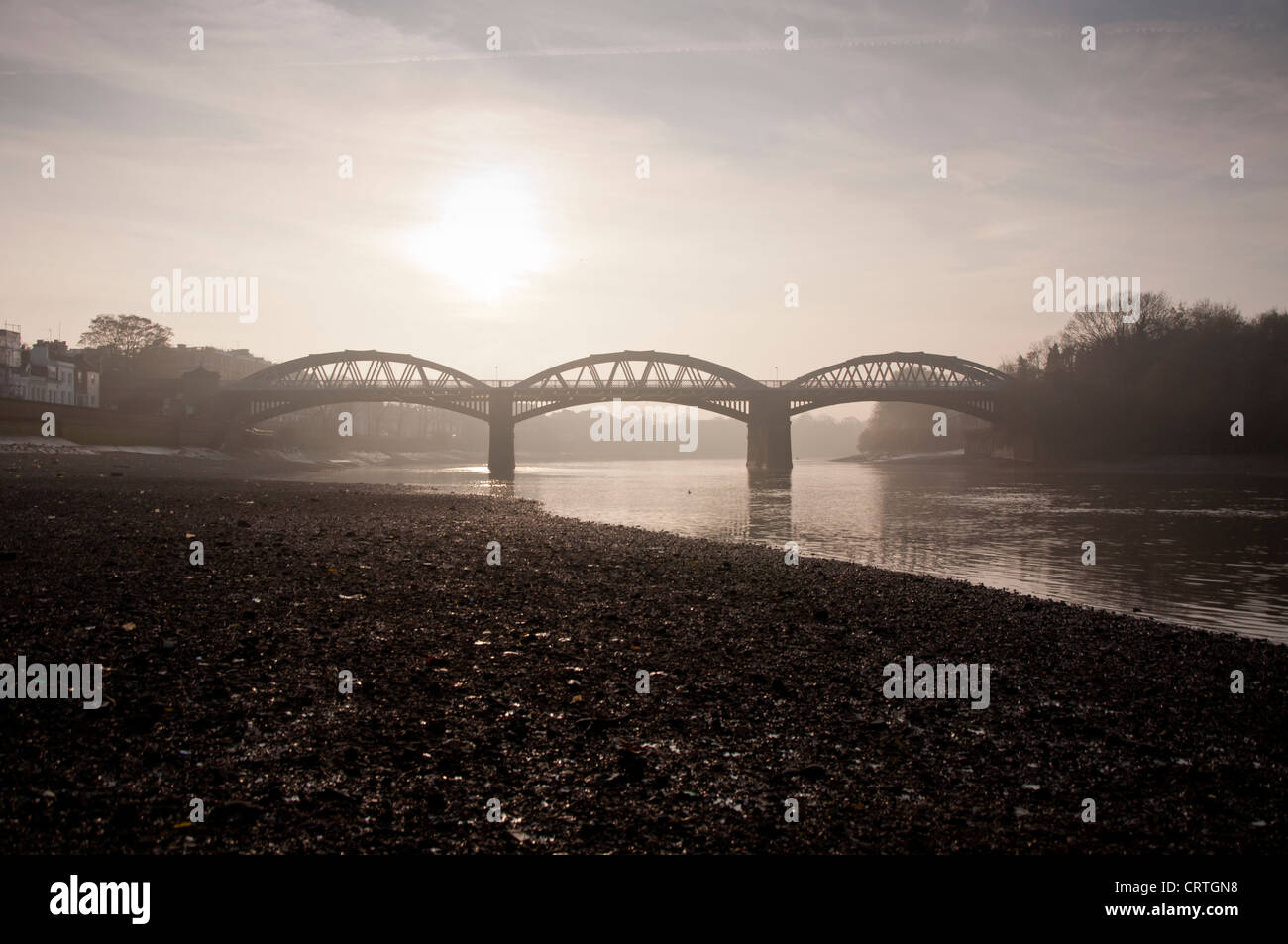 Barnes Bridge in una nebbiosa tramonto, Londra Foto Stock