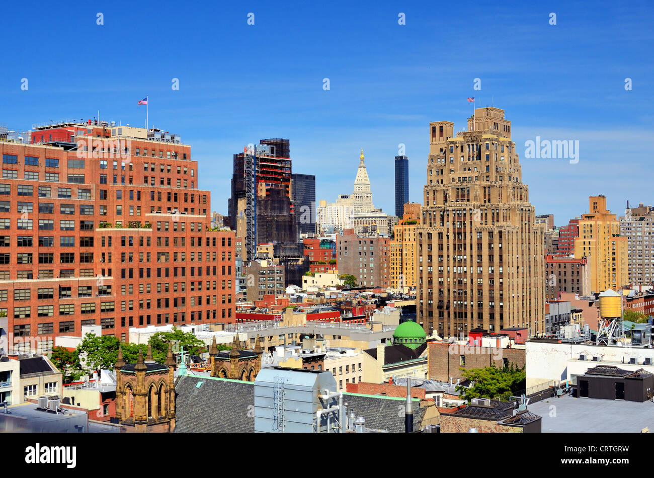 Scena urbana di alta sorge nella parte inferiore di Manhattan vista da un tetto di Chelsea Foto Stock