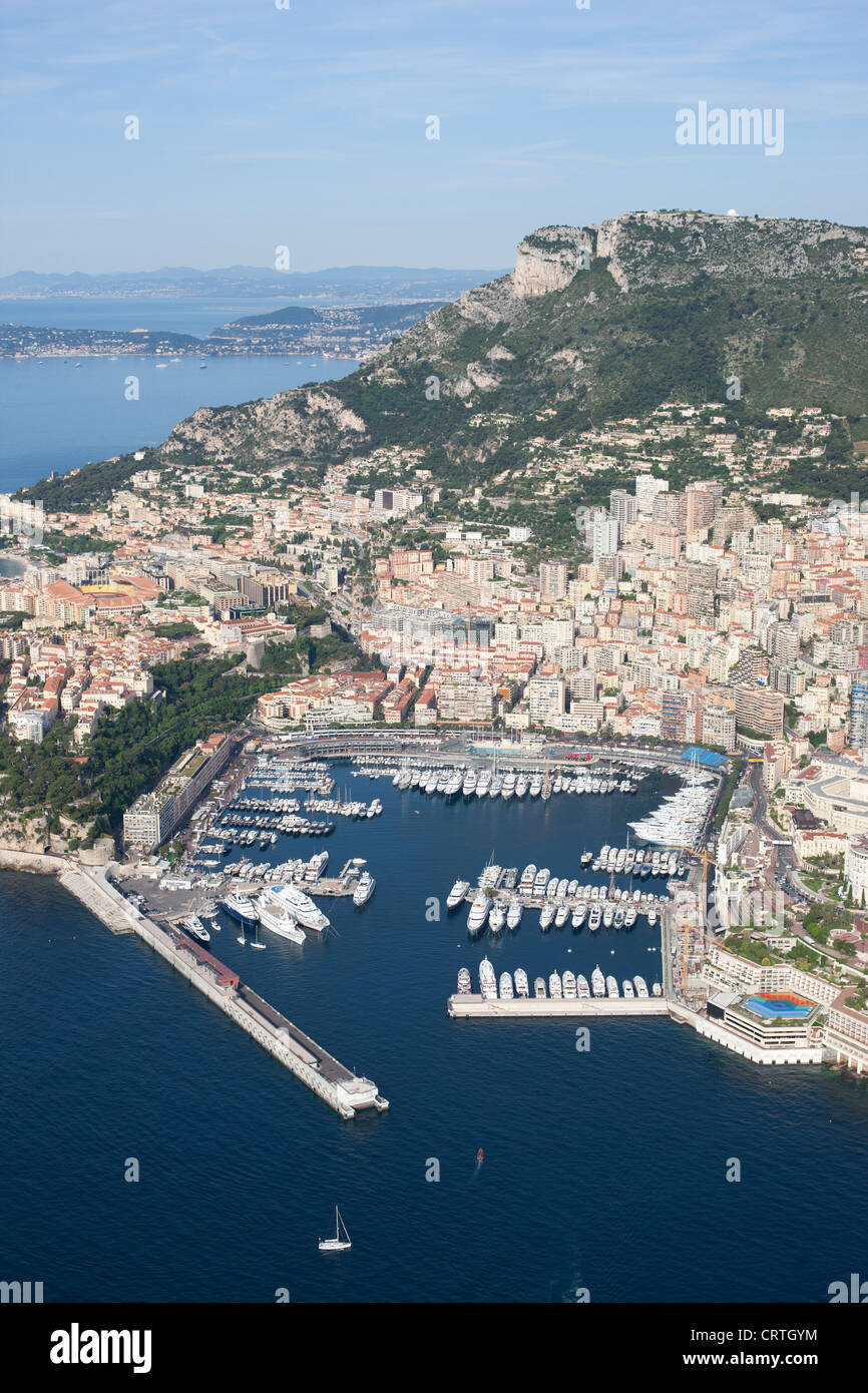 VISTA AEREA. Porto di Ercole nel Principato di Monaco. Sopra la scogliera, il punto di vista Tête de Chien (550m asl) a la Turbie, Francia. Foto Stock