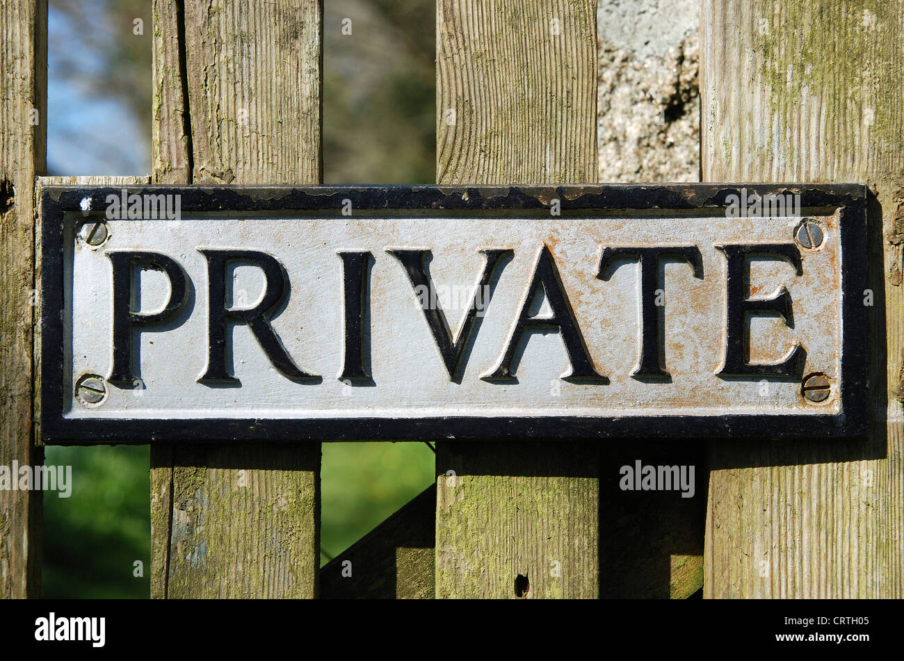 Un segno privato su un cancello Foto Stock