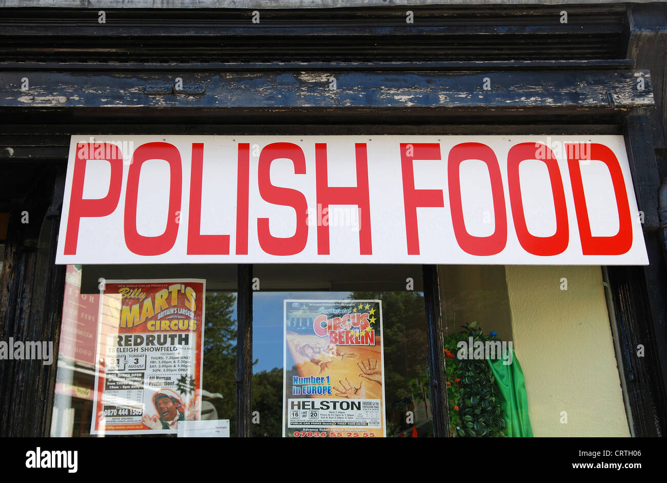 Un angolo shop in Redruth, Cornwall, pubblicità cibo polacco Foto Stock