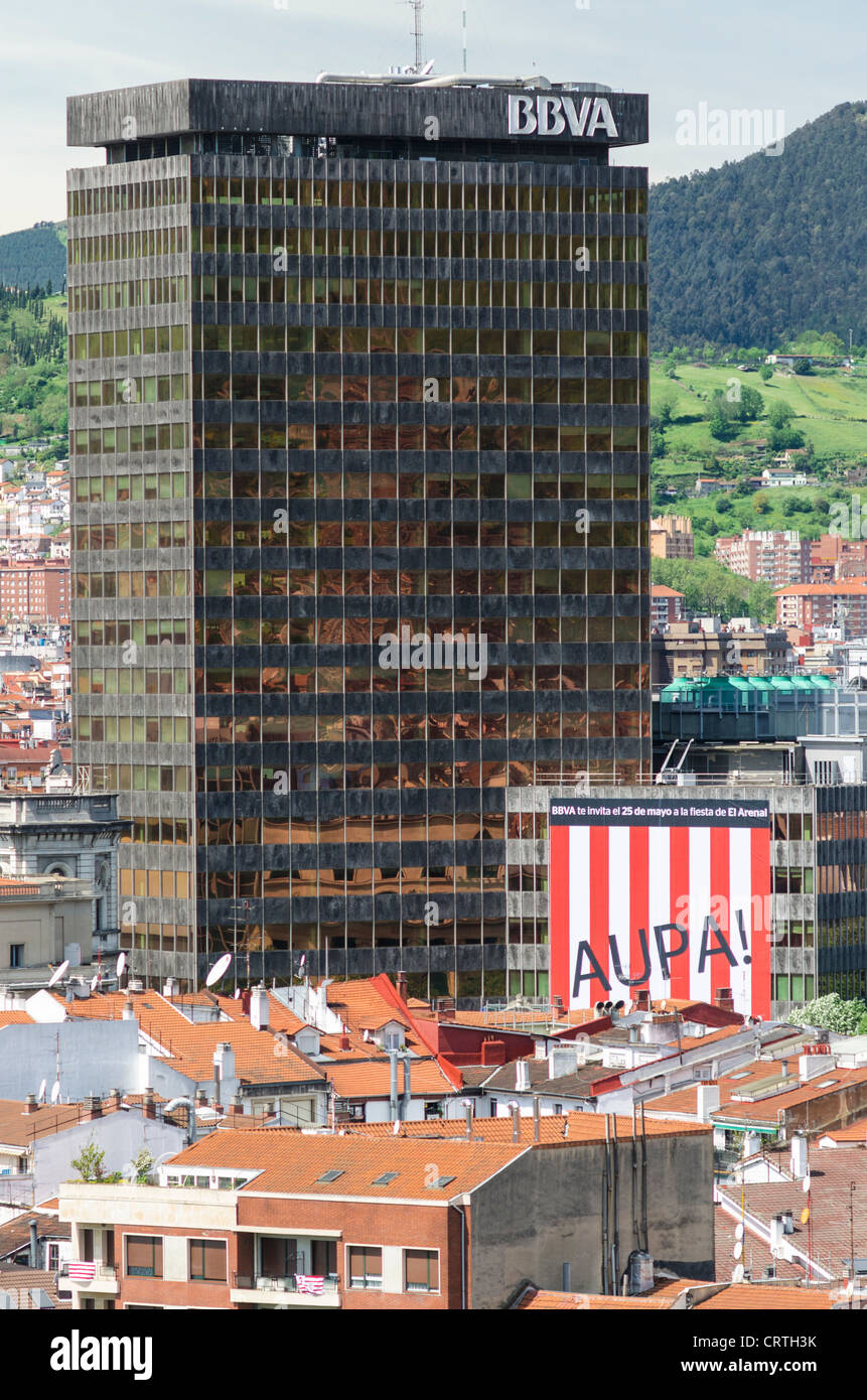 BBVA torre a Bilbao con banner di Athletic Football Club., Biscaglia, Paesi Baschi Foto Stock