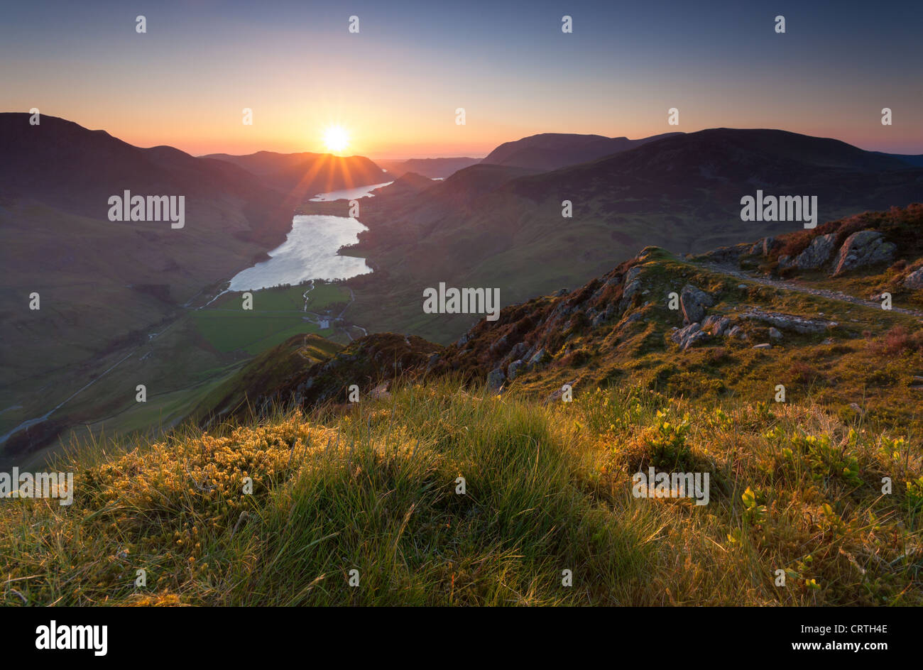 Una vista di Buttermere al tramonto dalla cima del Fleetwith Pike nel distretto del lago. Foto Stock