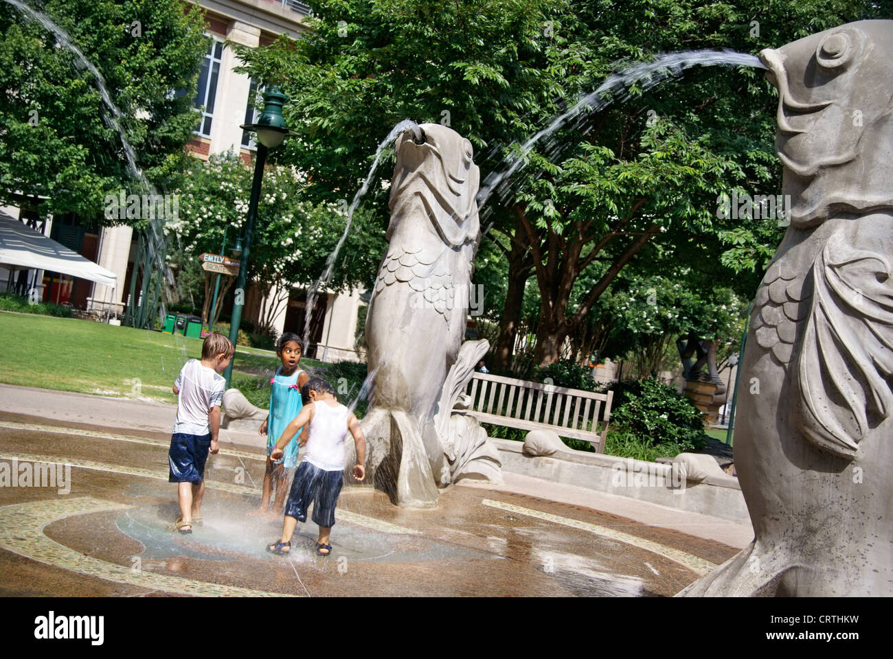 Charlotte, NC, North Carolina. Bambini che giocano nella fontana di pesce al Green park. Foto Stock