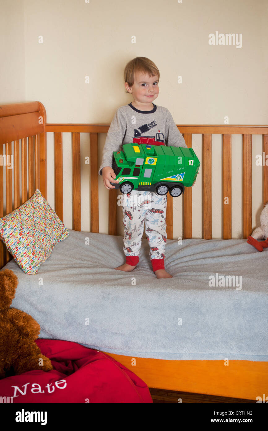 Un ragazzo nella sua camera da letto. Foto Stock