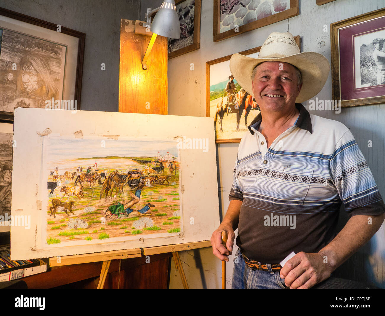 Un ritratto di C.R. Sadler un artista cowboy, sella maker e bee keeper nel suo negozio a Stratford, California. Foto Stock