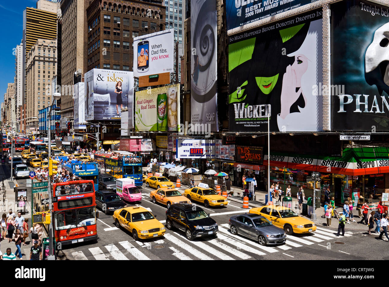 Il traffico e i taxi sulla Settima Avenue, Times Square a New York City. Foto Stock
