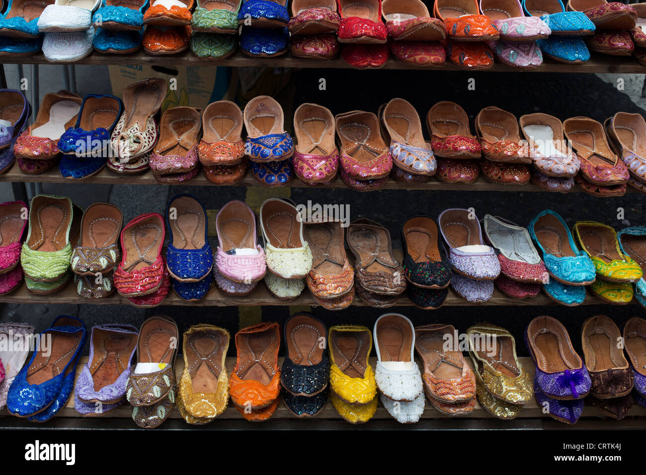 Indiana tradizionale etnica / scarpe . Brick Lane, Londra Foto Stock