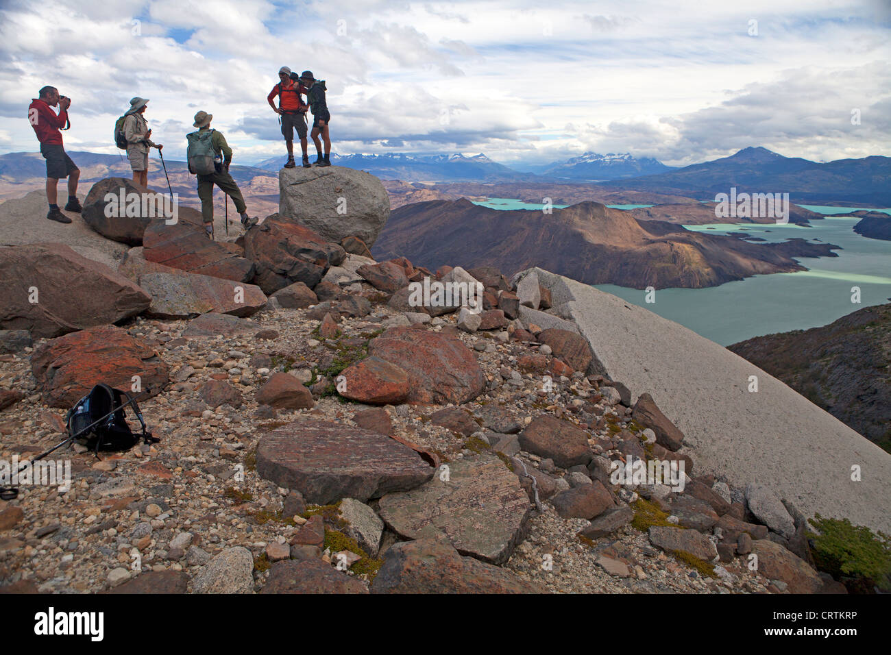 Gli escursionisti che posano per una foto nel Parco Nazionale Torres del Paine Foto Stock