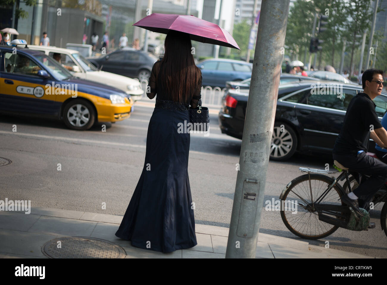 Donna che indossa la sera abito, a Pechino, Cina Foto Stock