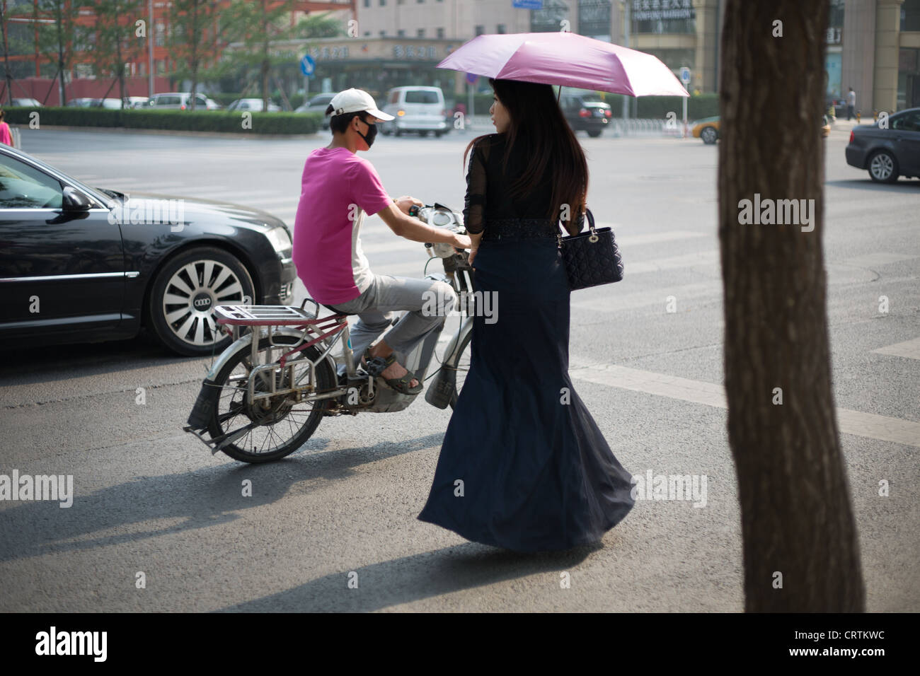 Donna che indossa la sera abito, a Pechino, Cina Foto Stock