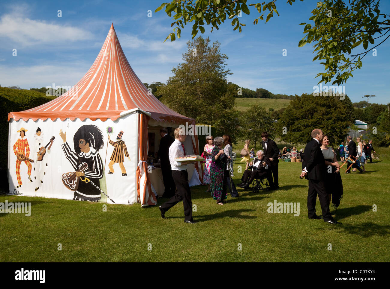 Champagne bar tenda nei giardini, Glyndebourne Opera Festival, Lewes, Sussex Regno Unito Foto Stock