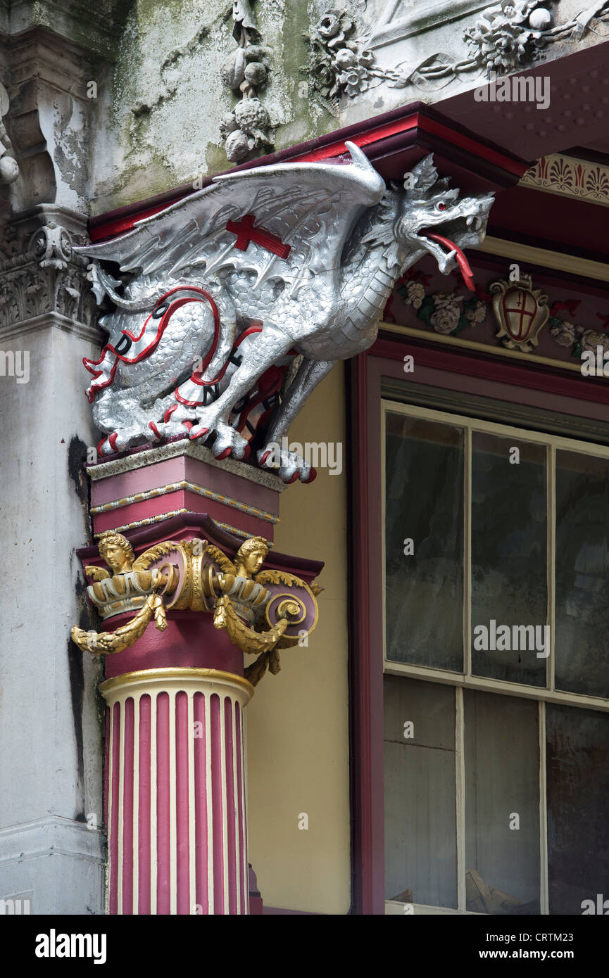 Silver Dragon colonna supporti del tetto. Mercato Leadenhall. Gracechurch Street / Lime Street. East End di Londra, Inghilterra Foto Stock