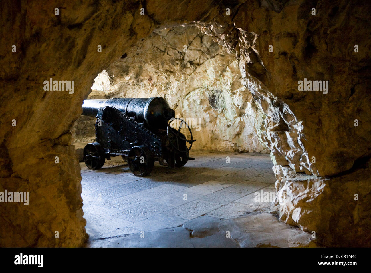 Storici British / Inglese cannon gun emplacement all'interno delle gallerie / il Grande Assedio Gallerie della Rocca di Gibilterra. Foto Stock
