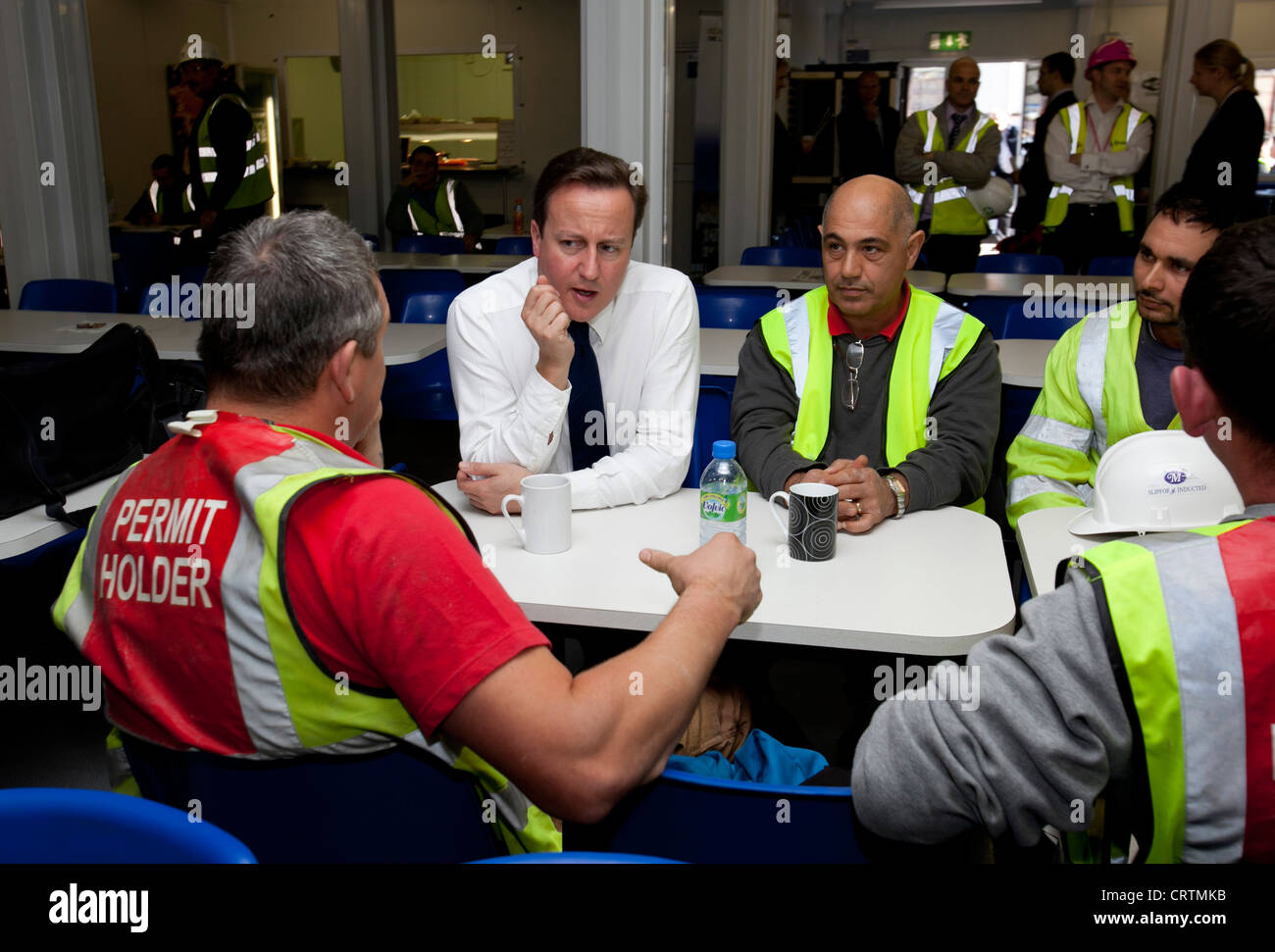 Il Primo Ministro David Cameron prendendo una pausa parlando di lavoratori edili costruzione della nuova Biblioteca di Birmingham Foto Stock