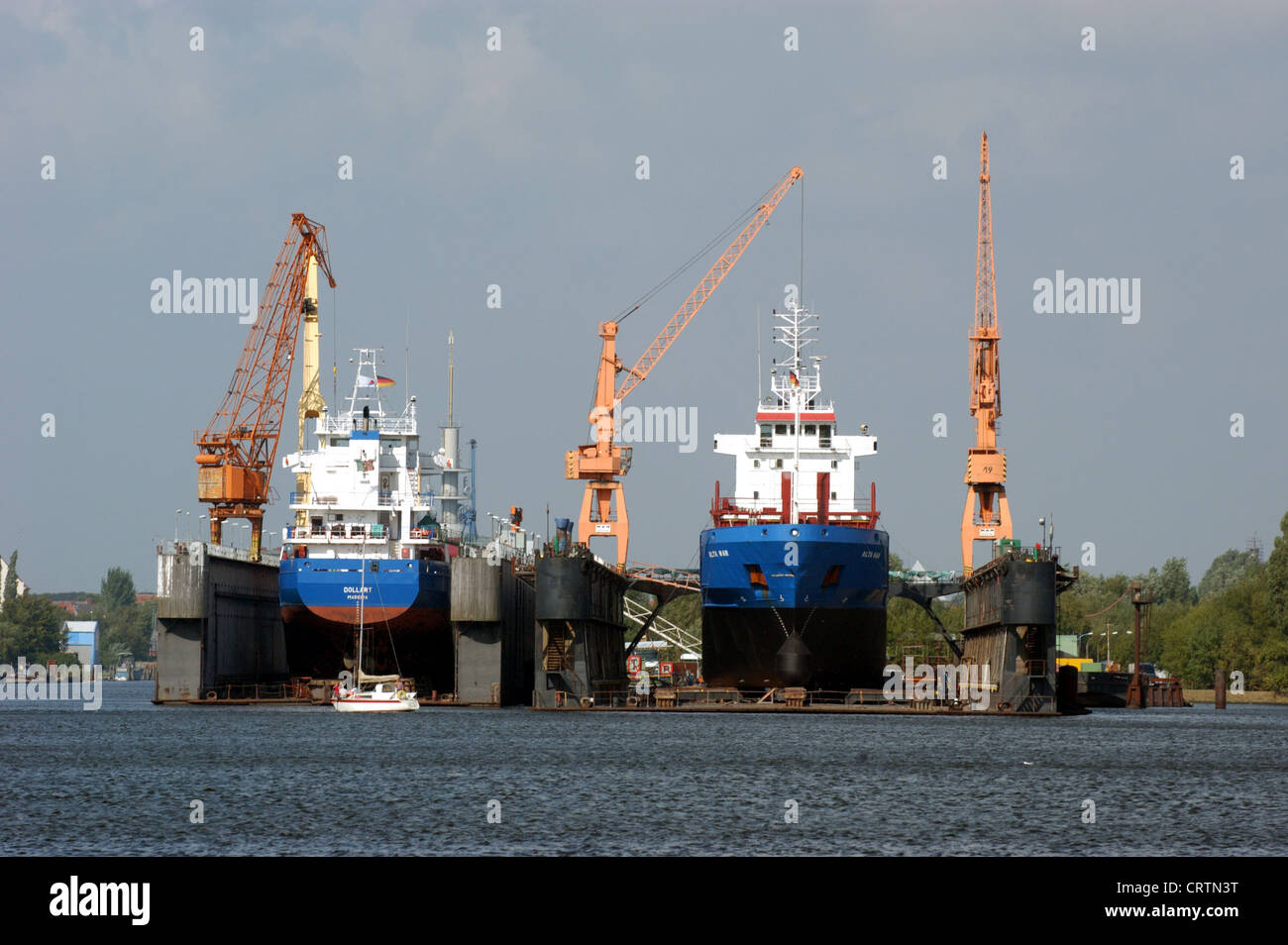 Due navi nel bacino di carenaggio di Emden Nordseewerke GmbH Foto Stock