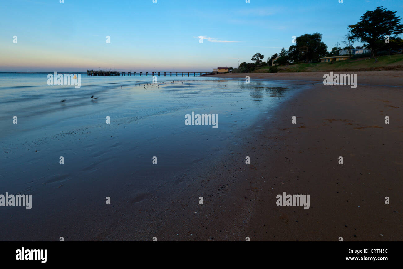 Cowes Jetty in tarda serata è una popolare destinazione turistica situata sulla pista di Phillip Island Victoria Australia. Foto Stock