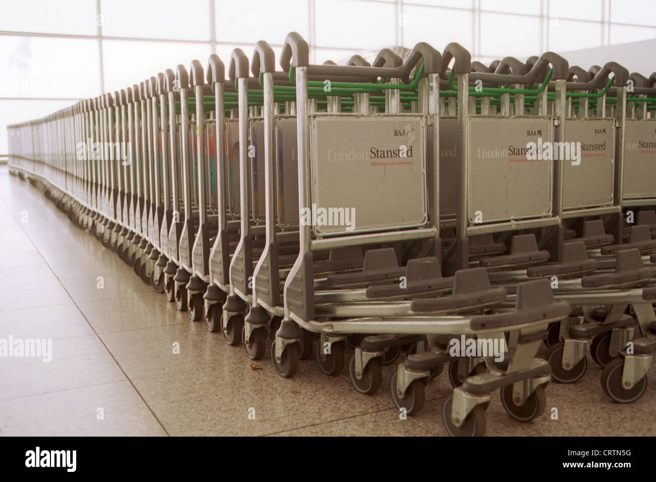 Carrelli per bagagli parcheggiate in London Stansted Airport Foto Stock