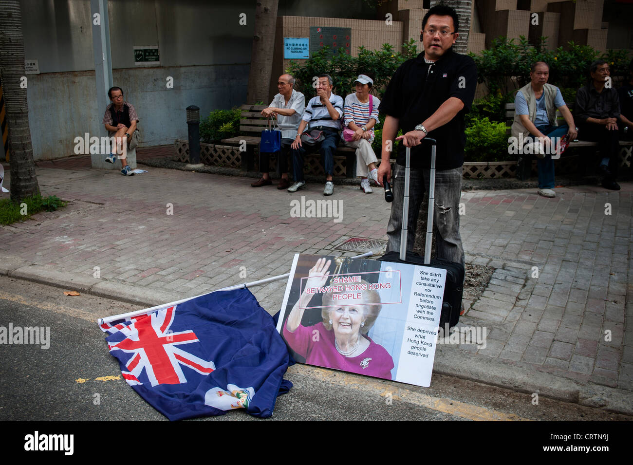 Molto grande dimostrazione di handover con eventualmente 400.000 manifestanti contro il nuovo Chief Executive di CY Leung. Foto Stock