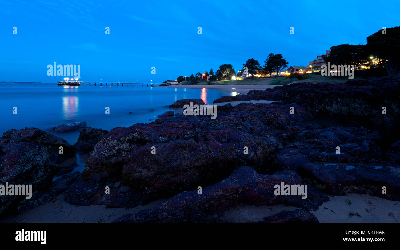 Cowes Jetty in tarda serata è una popolare destinazione turistica situata sulla pista di Phillip Island Victoria Australia. Foto Stock