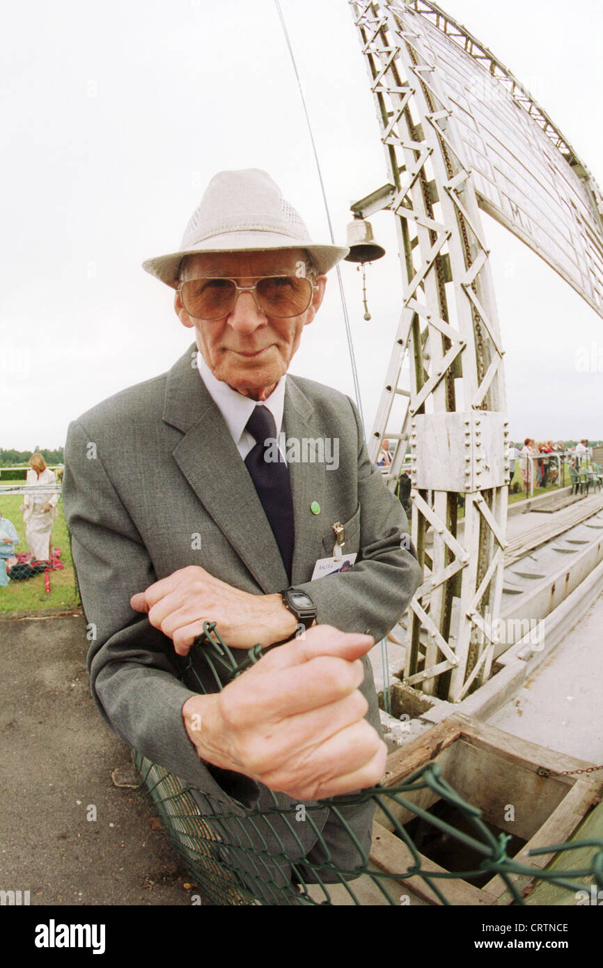 Uomo vecchio con il cappello sul Royal Ascot Racecourse Foto Stock