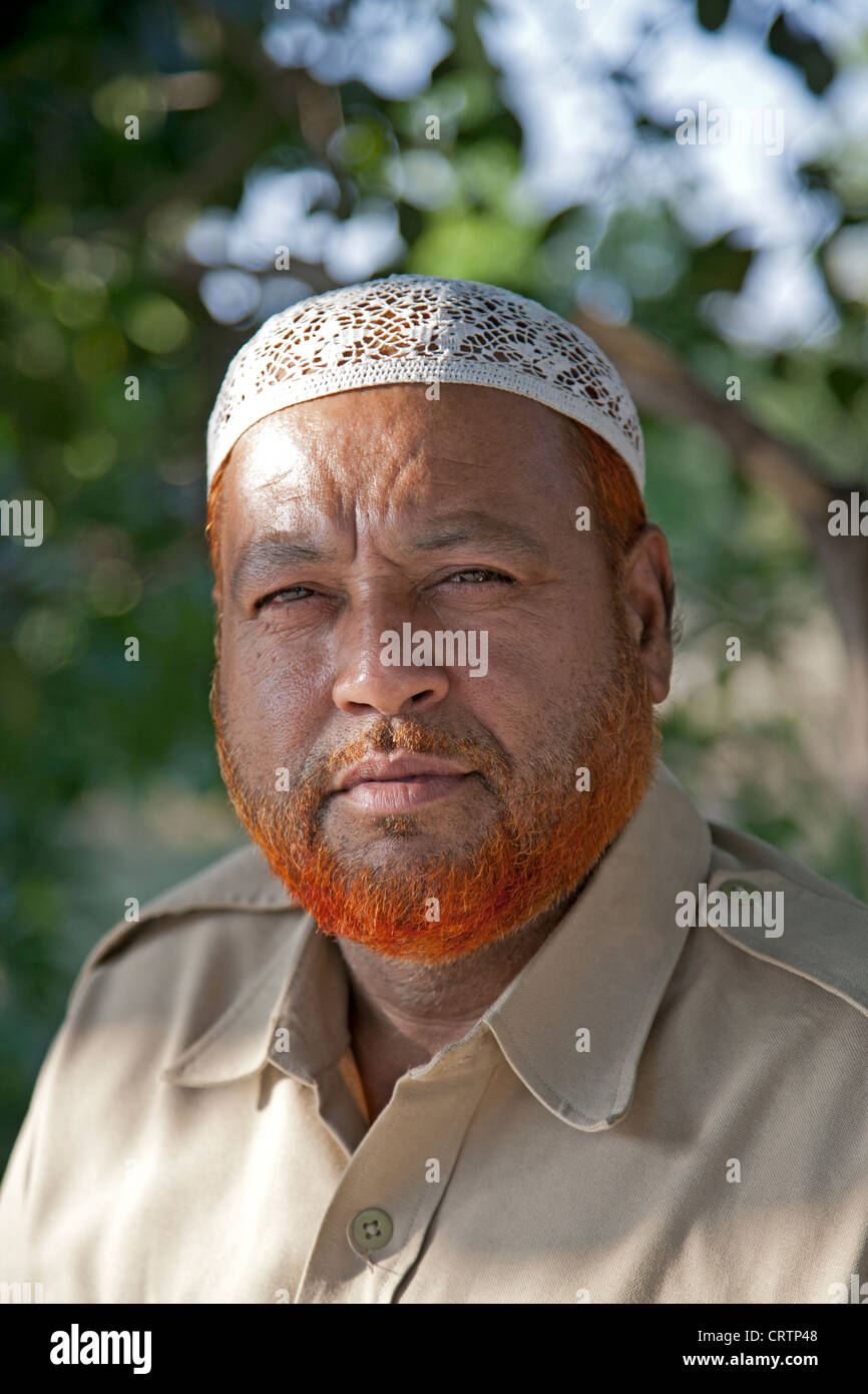 Uomo musulmano con barba oscurata e tradizionale cappuccio kufi. Srinagar. Il Kashmir. India Foto Stock