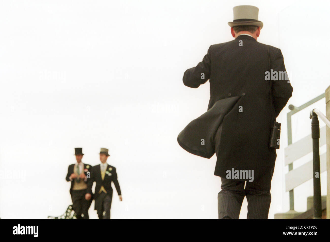 Gli uomini con cappelli e code al Royal Ascot Foto Stock