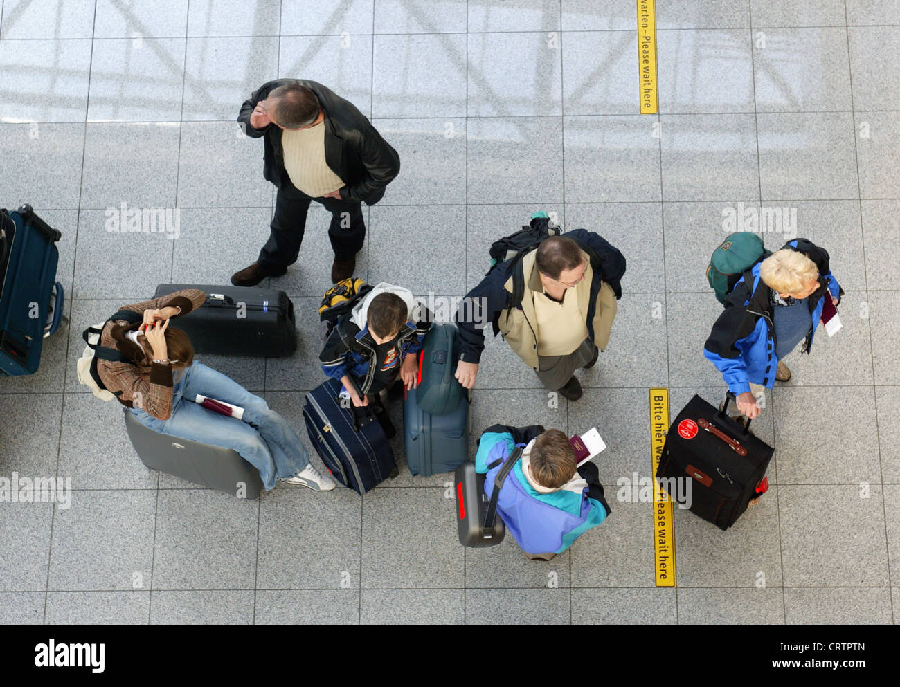 I viaggiatori di aria di attendere presso il banco di check-in Foto Stock