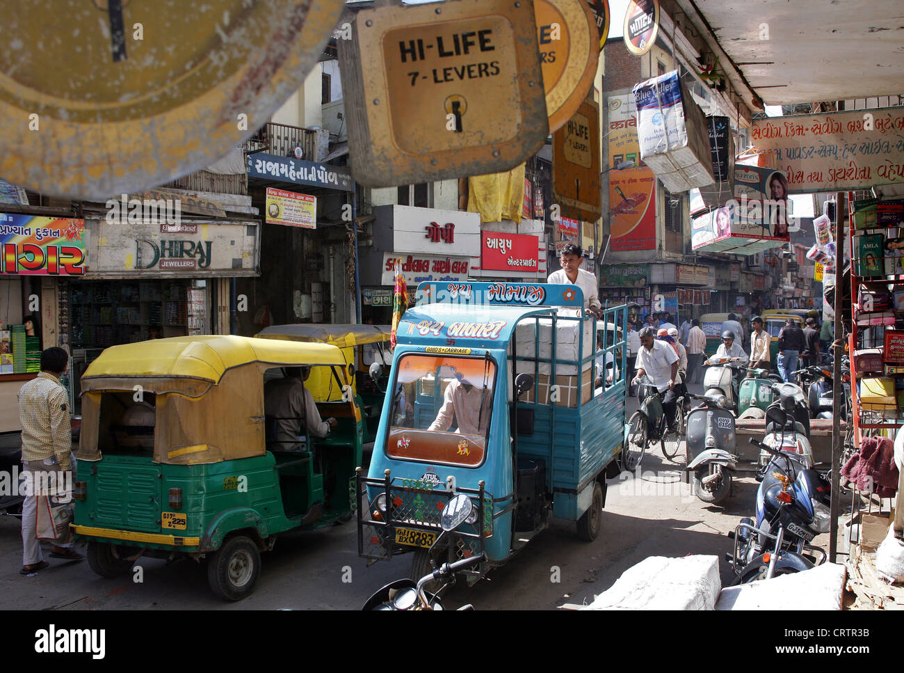 Strada stretta, Old Town, centro della città di Ahmedabad, Provincia di Gujarat, India Foto Stock