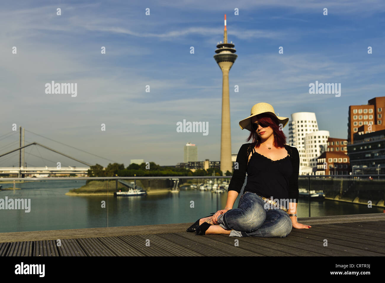La ragazza si siede a Düsseldorf Mediahafen Foto Stock