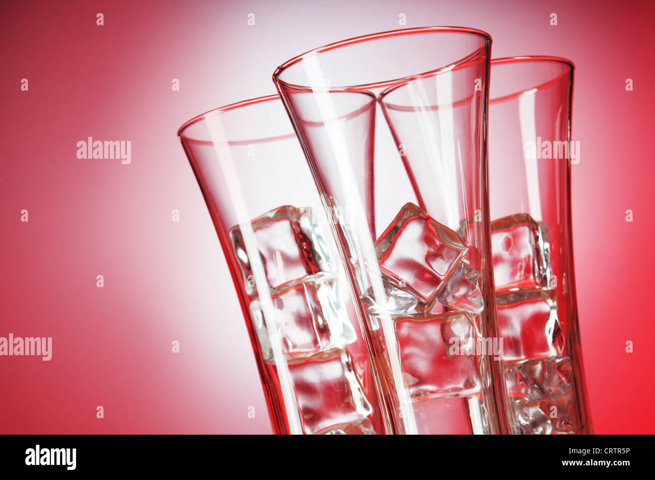 Bicchieri di acqua contro gradiente dello sfondo Foto Stock