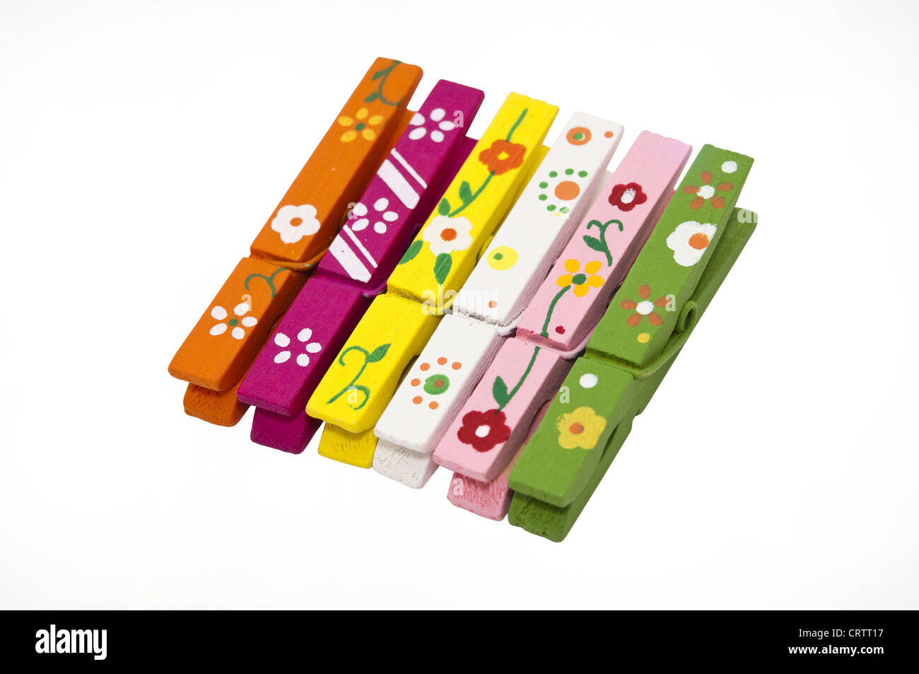 In legno colorato peg isolati su sfondo bianco Foto Stock