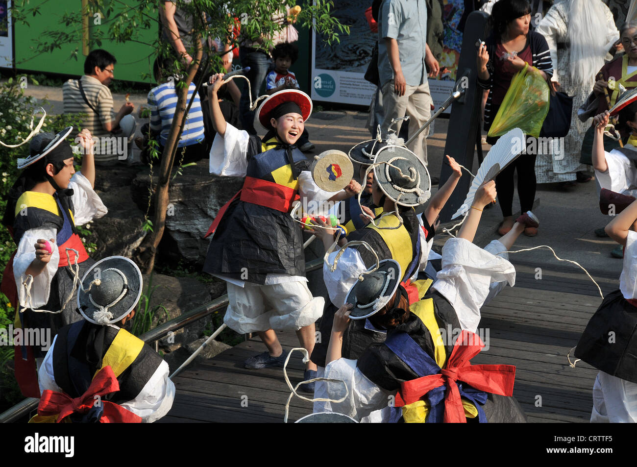 Il folclore tradizionale danza fiume Cheonggyecheon Seoul COREA DEL SUD Foto Stock