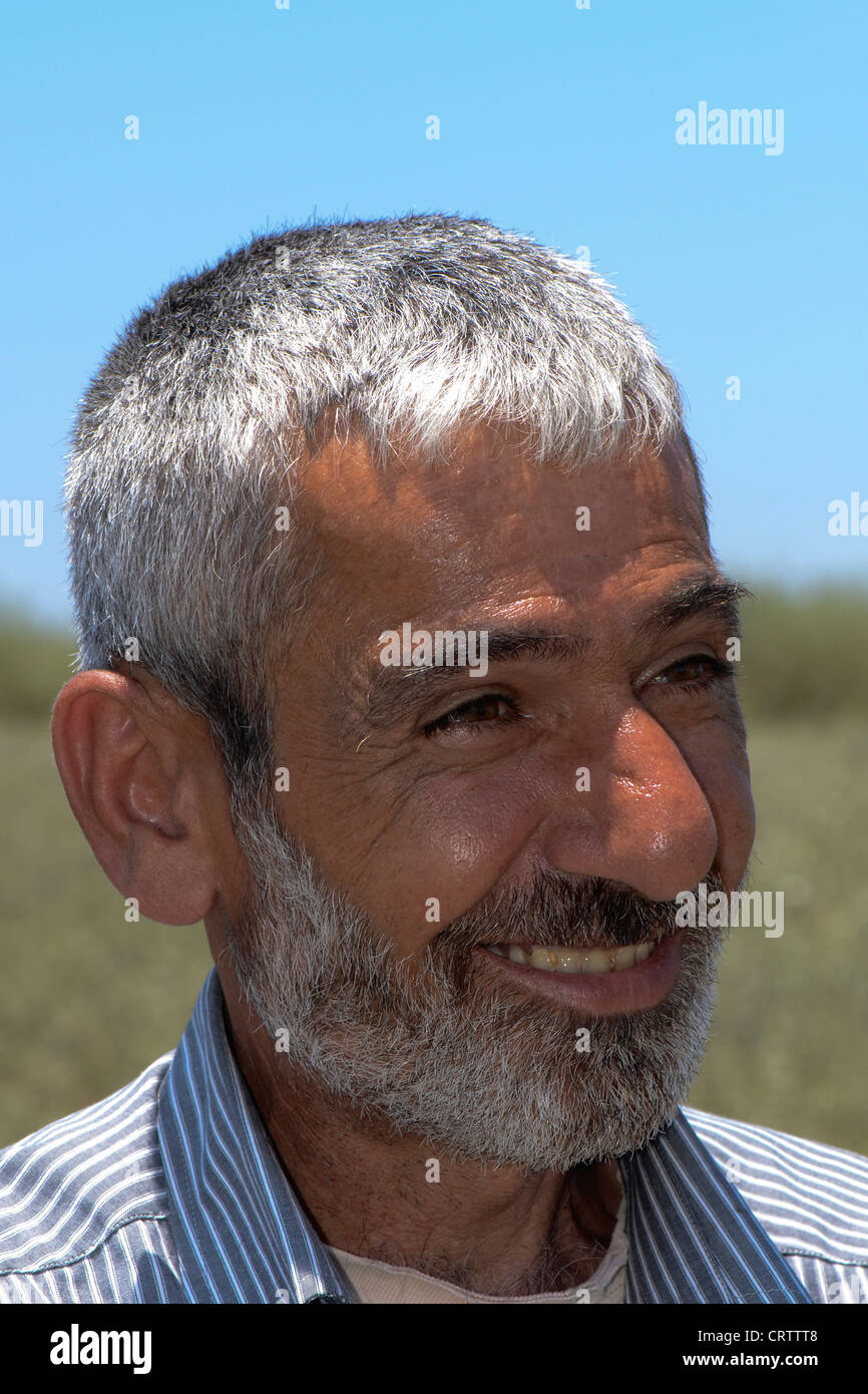 Ritratto di contadino libanese nel villaggio di montagna di Zuitar. Cresce e produce zaatar. Foto Stock