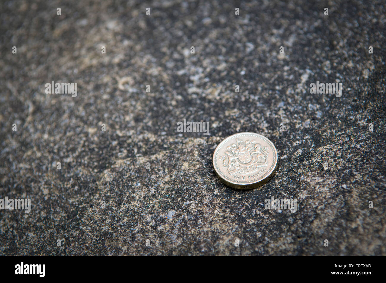 Sterling Pound moneta sul marciapiede Foto Stock