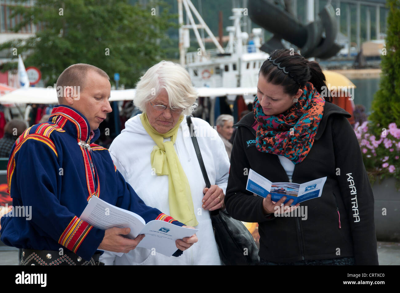 Un Sami dalla regione di spiegare il suo popolo e la sua causa a due donne da Tromso'. Foto Stock