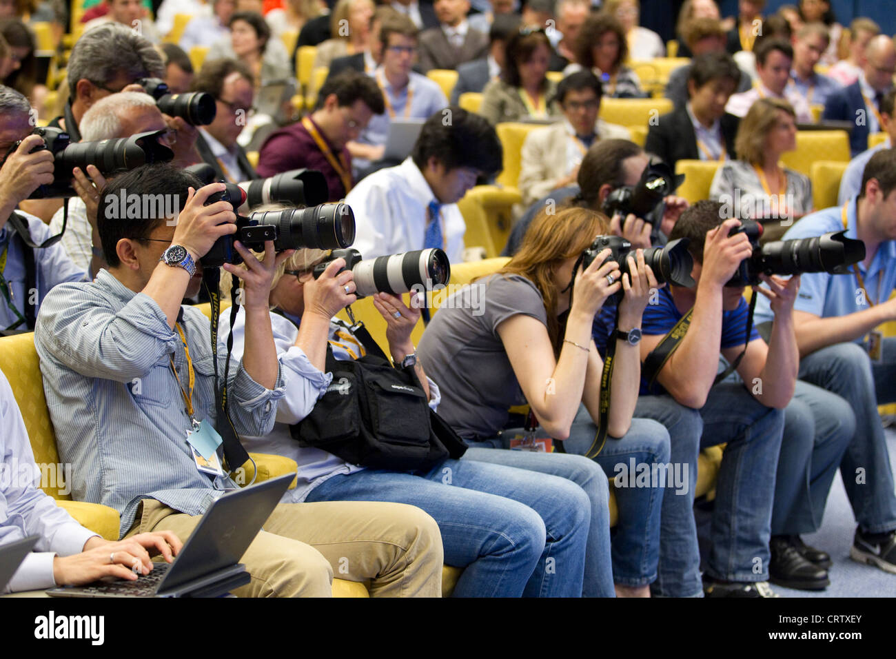 I fotografi che lavorano in Centro Stampa al Consiglio europeo di uffici, edificio Justus Lipsius, Bruxelles, Belgio. Foto Stock
