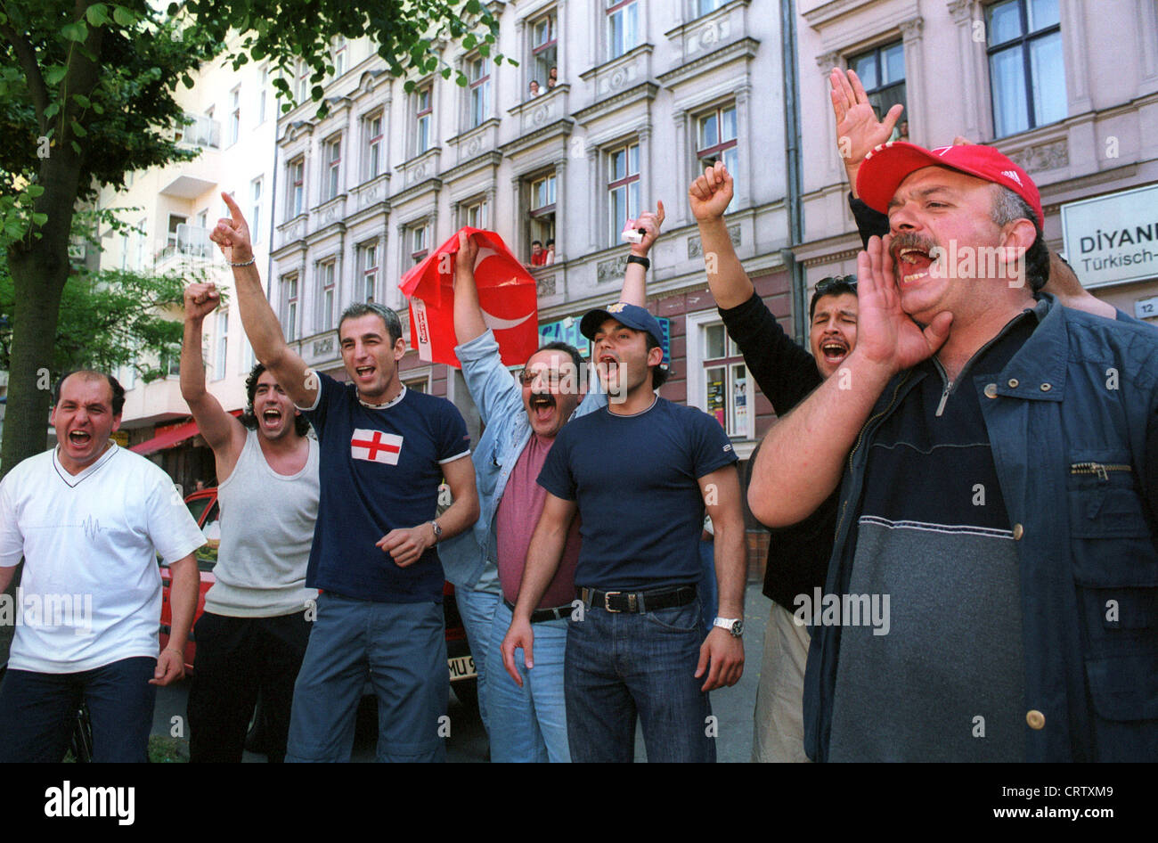 Omesso turchi celebrare la Coppa del Mondo di calcio semifinali in 2002, Berlino Foto Stock