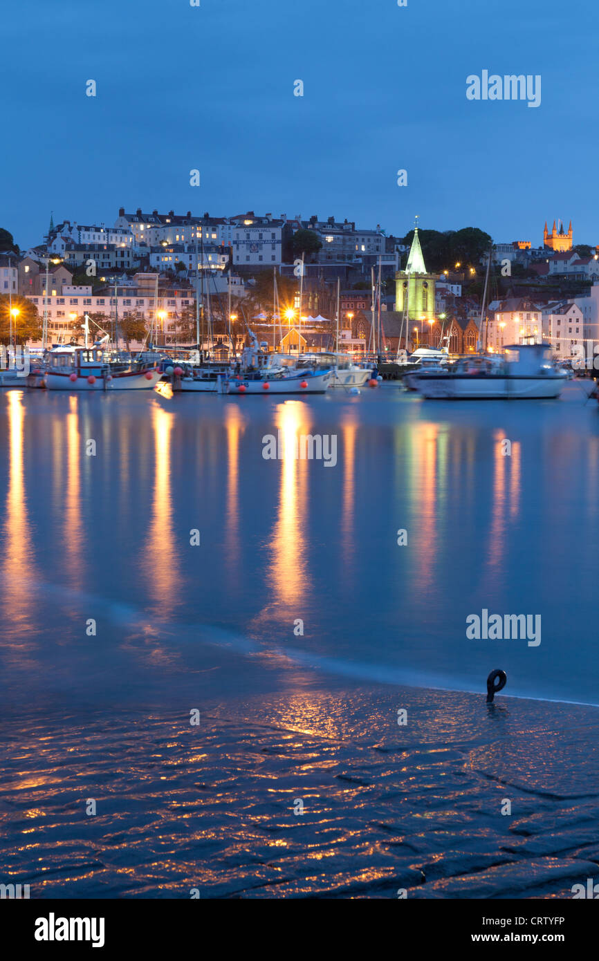 St Peter Port di notte dal porto, Guernsey, nelle Isole del Canale, REGNO UNITO Foto Stock