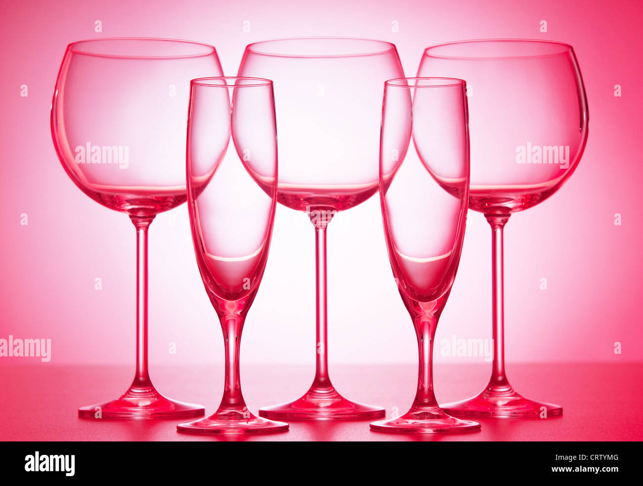 Bicchieri di vino contro il gradiente dello sfondo Foto Stock