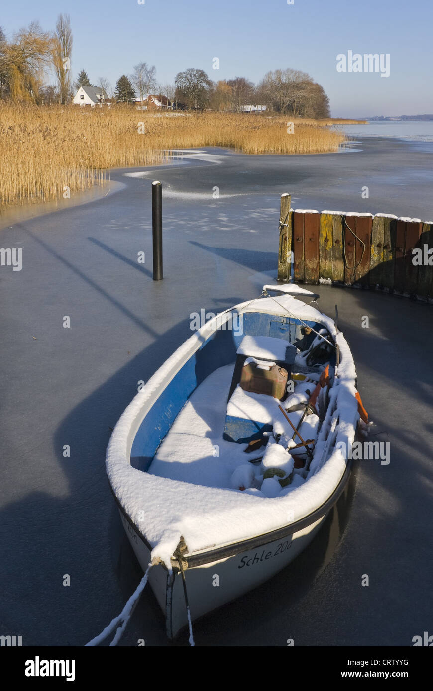 Barca da pesca nel Schlei congelati Foto Stock