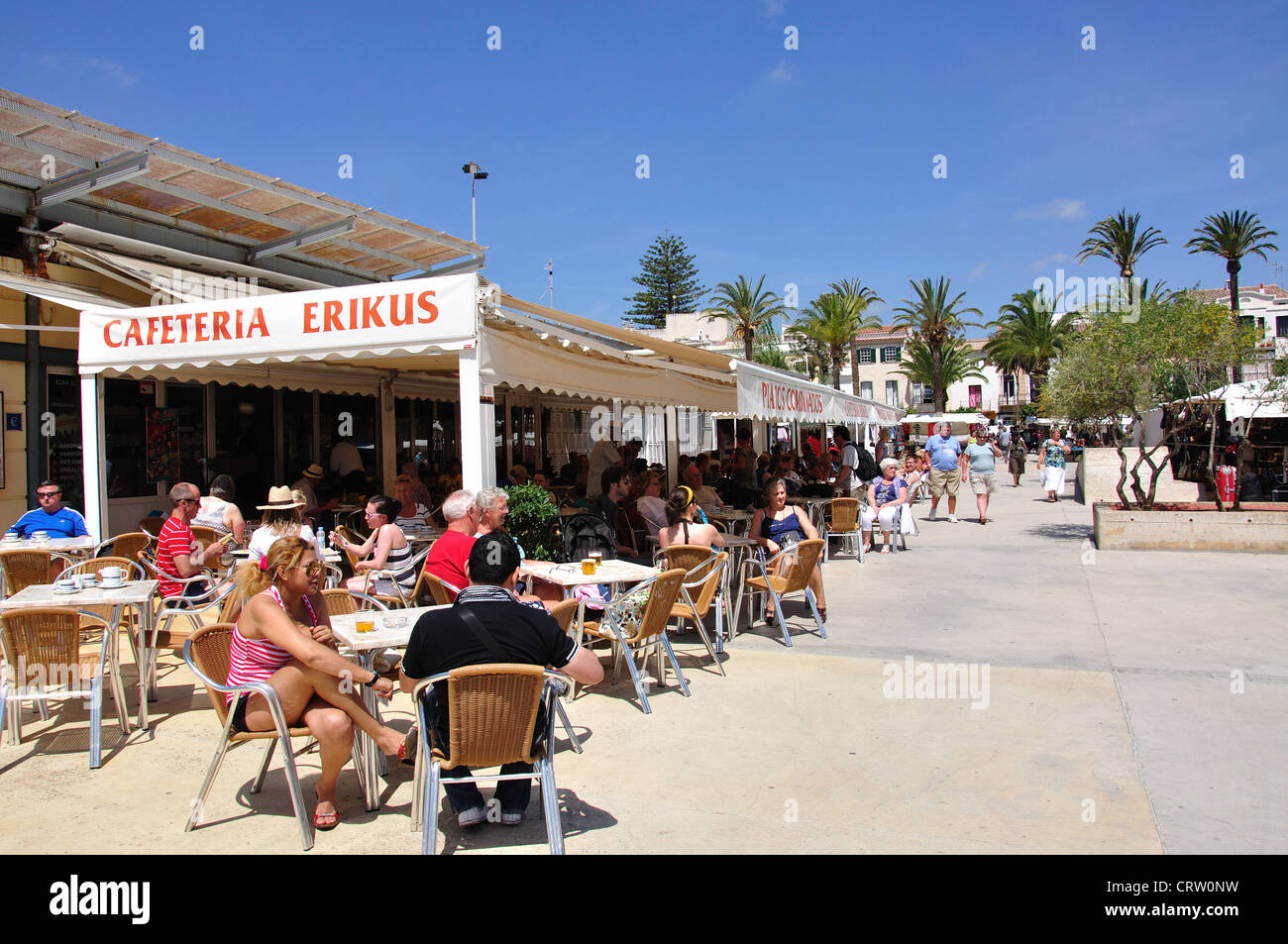 Outdoor cafe in open-air sabato mercato di artigianato, Plaza Explanada, Mahon Minorca, Isole Baleari, Spagna Foto Stock
