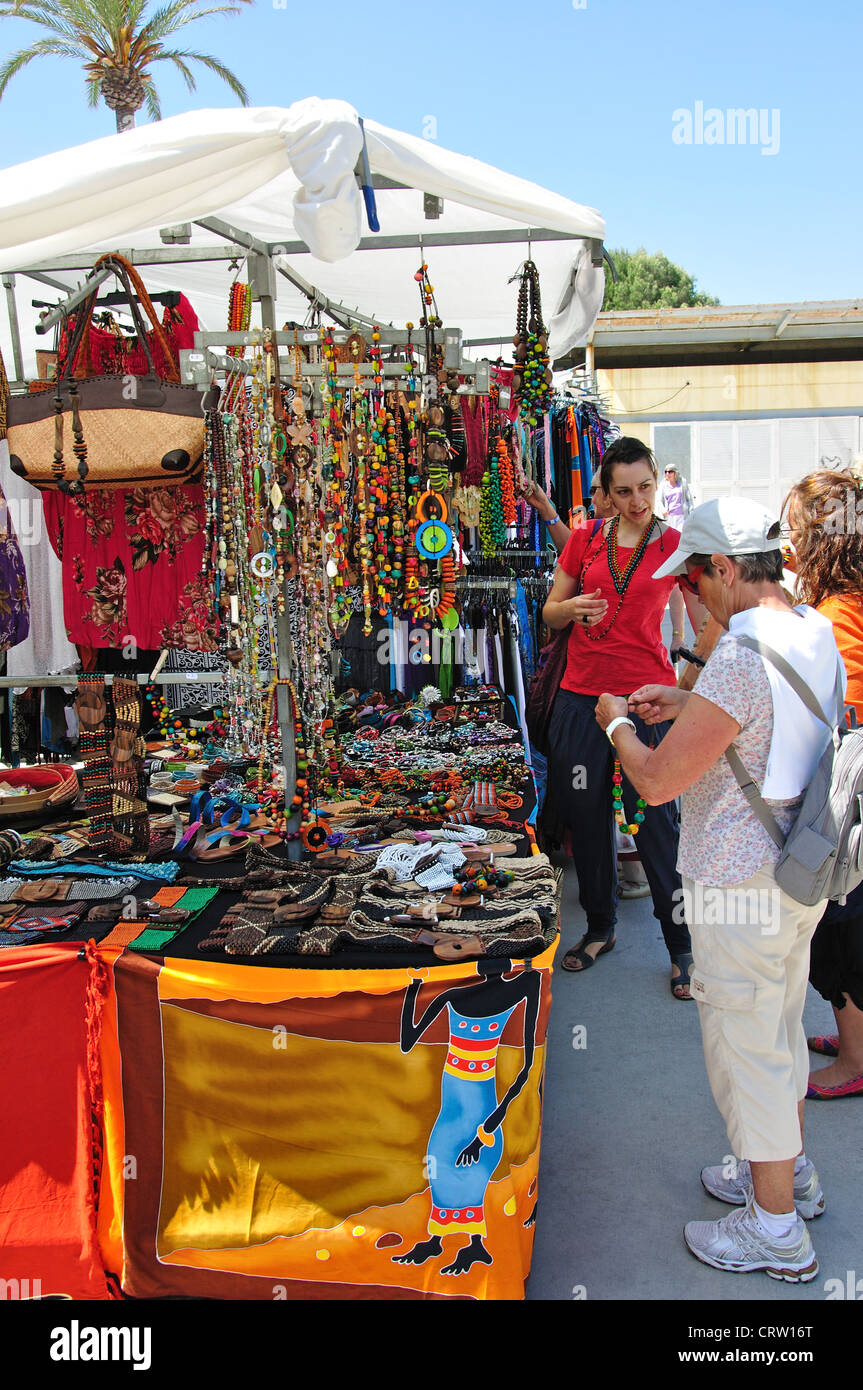 Pressione di stallo di gioielli in open-air sabato mercato di artigianato, Plaza Explanada, Mahon Minorca, Isole Baleari, Spagna Foto Stock