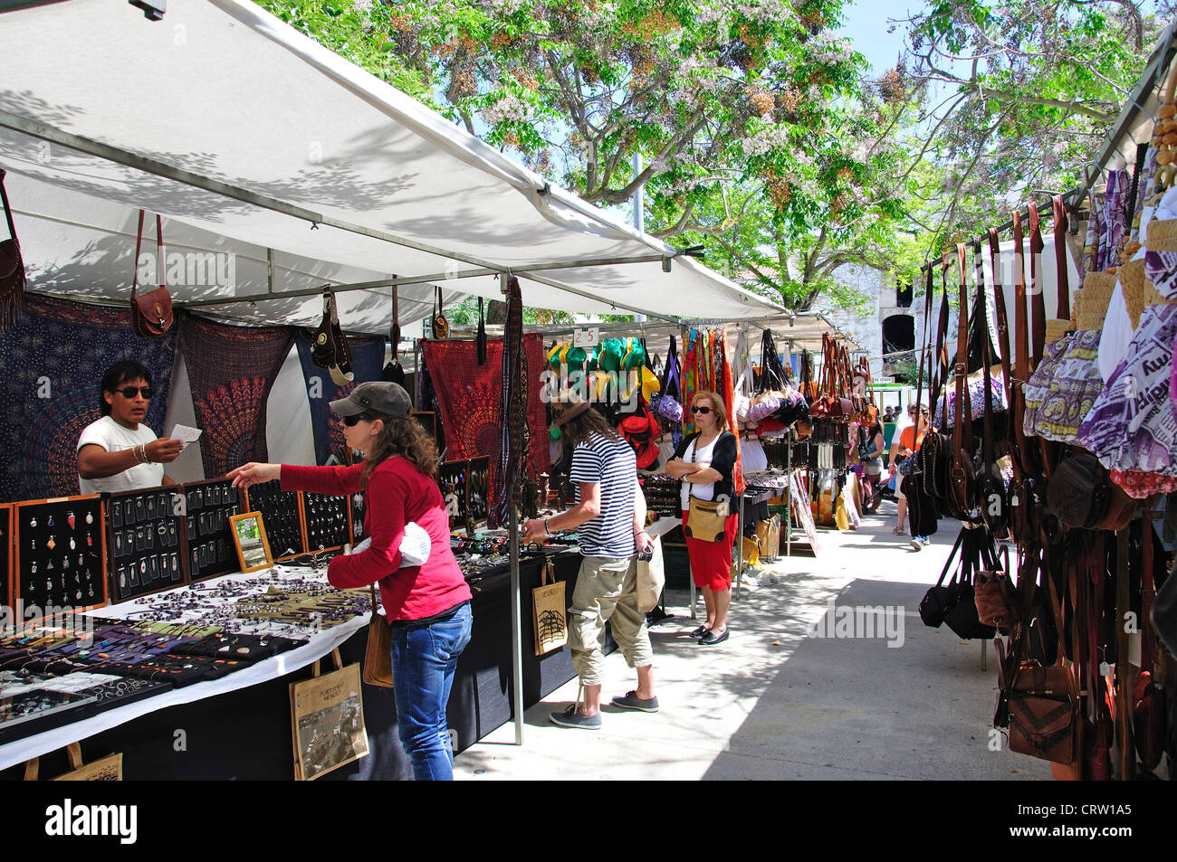 Open-air sabato mercato di artigianato, Plaza Explanada, Mahon Minorca, Isole Baleari, Spagna Foto Stock